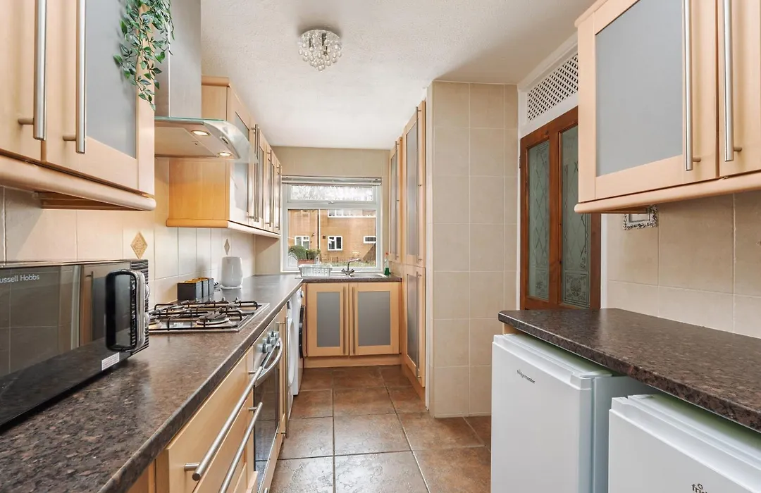 Boutique 3Bd Opposite Etihad & Coop - Free Parking - Pool Table-1
