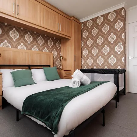 Boutique 3Bd Opposite Etihad & Coop - Free Parking - Pool Table-2
