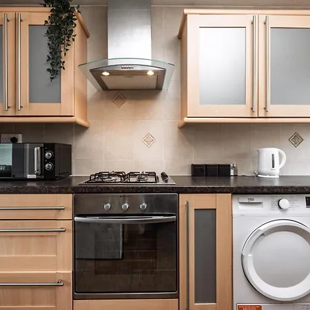 Boutique 3Bd Opposite Etihad & Coop - Free Parking - Pool Table-3